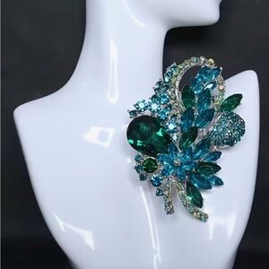 🩵 NEW Elegant & Stunning Teal Crystal Brooch 🩵
